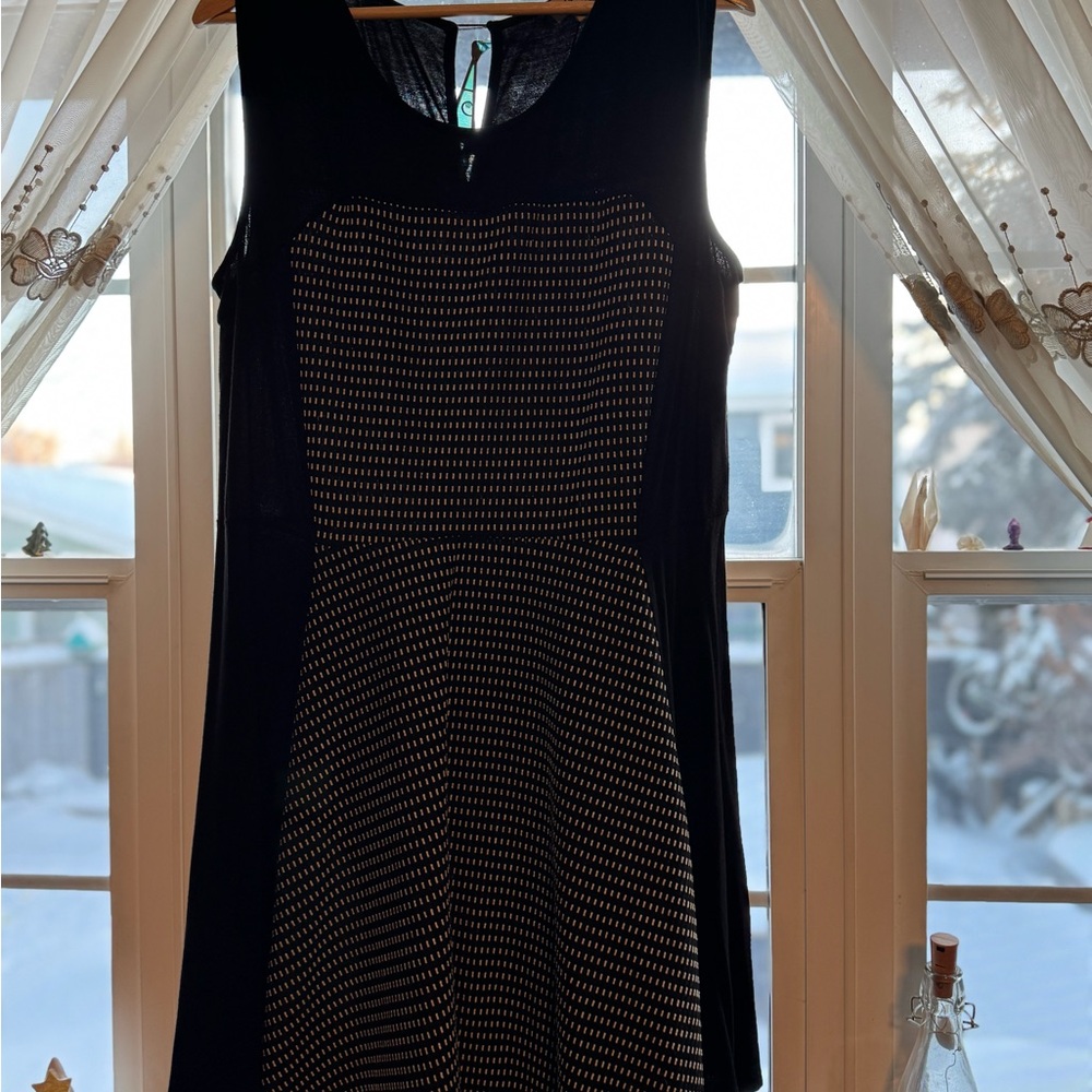 Chic Black and White Sleeveless Dress